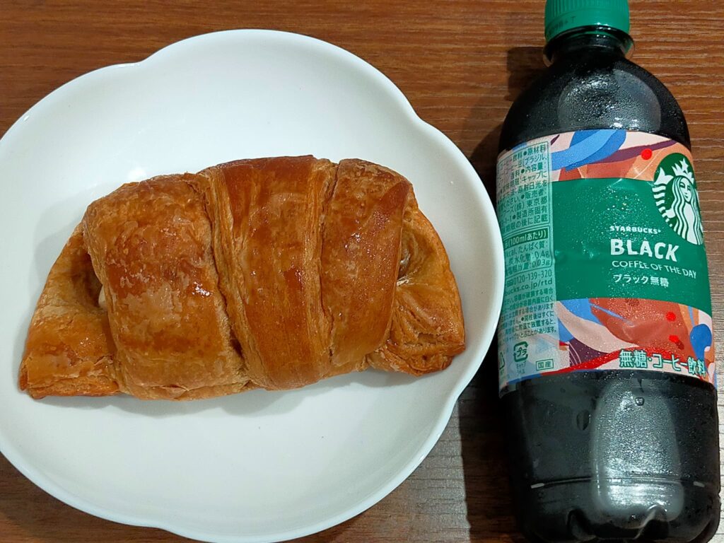 スターバックスの無糖ブラックとカフェラテクロワッサン