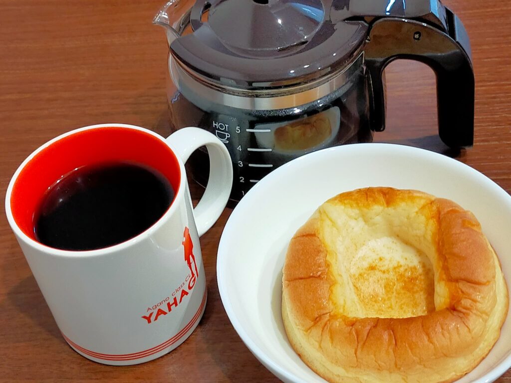 ユニカフェのオリジナルブレンドコーヒーとベイクドチーズケーキ風パン