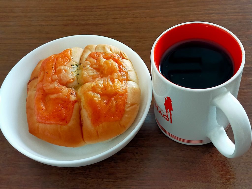 ローソンの明太もちチーズパンとコーヒー写真