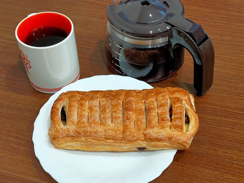 ローソンのチョコ&カスタードデニッシュとコーヒー写真