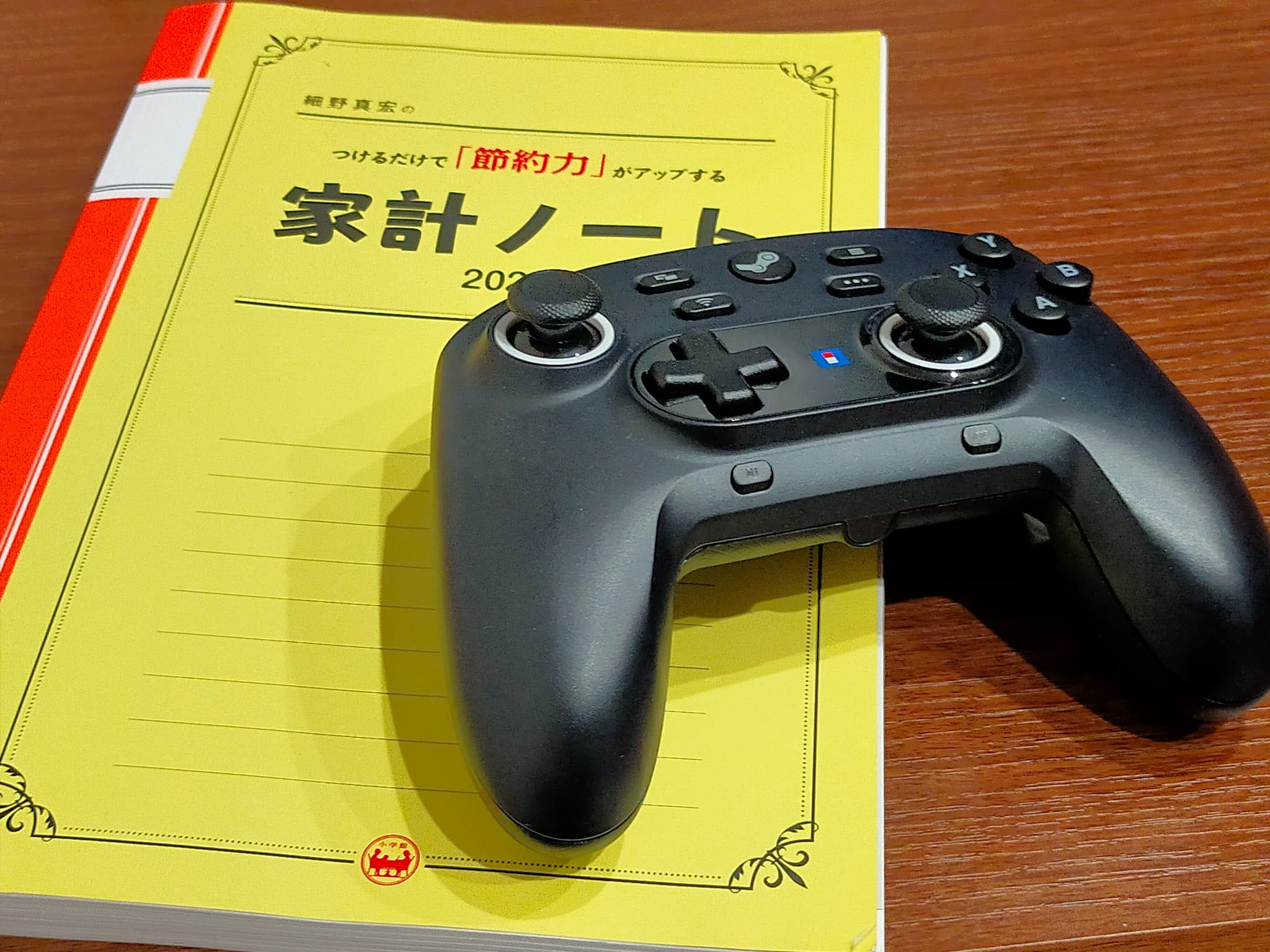 ゲームをしつつ、家計ノートで2026年9月の収入・支出を整理している様子