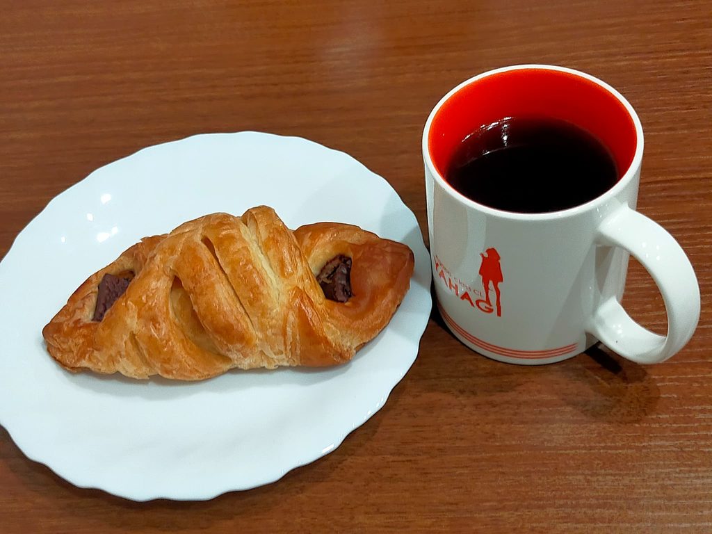 ローソンのチョコクロワッサンとコーヒー写真